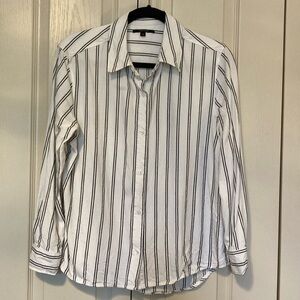 EUC Tahari long sleeve vertical striped button up blouse/shirt. Size large.
